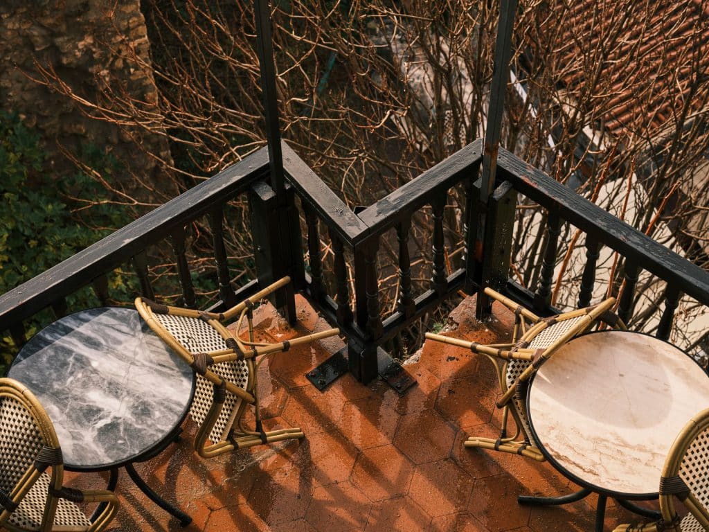 Créer un coin repas convivial sur une petite terrasse