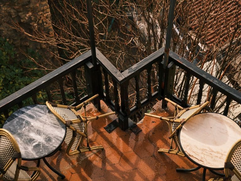 Créer un coin repas convivial sur une petite terrasse