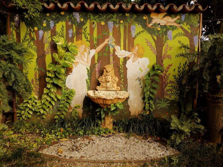 Petits objets déco qui changent tout dans un jardin urbain